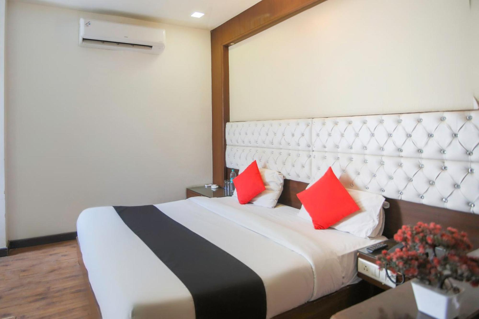 Collection O 69755 Hotel Parktel Indirapuram Exterior foto
