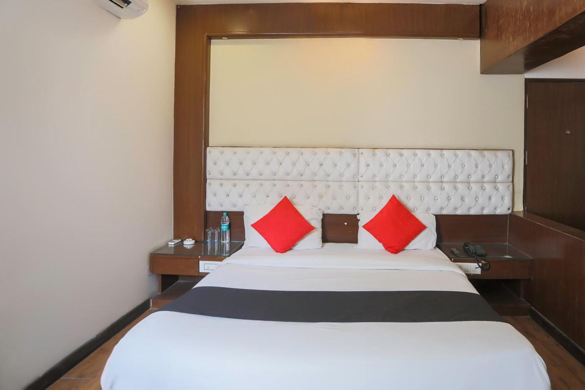 Collection O 69755 Hotel Parktel Indirapuram Exterior foto