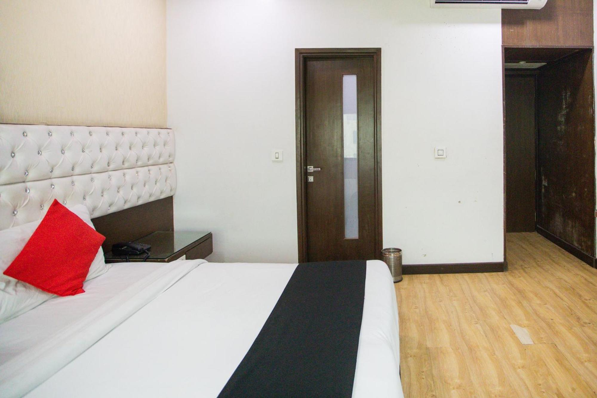 Collection O 69755 Hotel Parktel Indirapuram Exterior foto