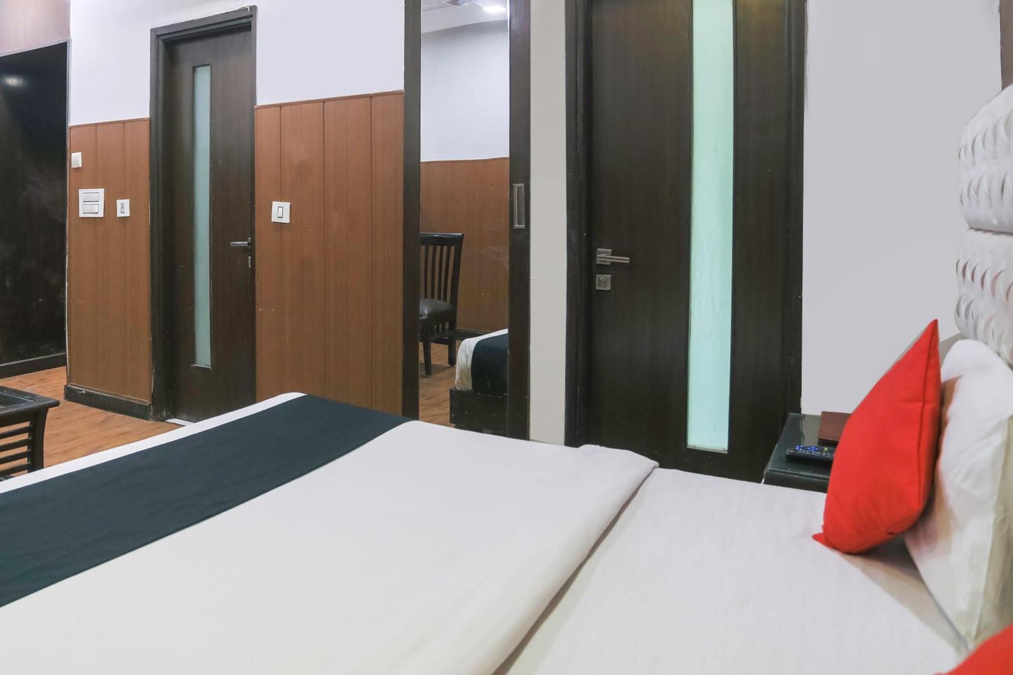 Collection O 69755 Hotel Parktel Indirapuram Exterior foto