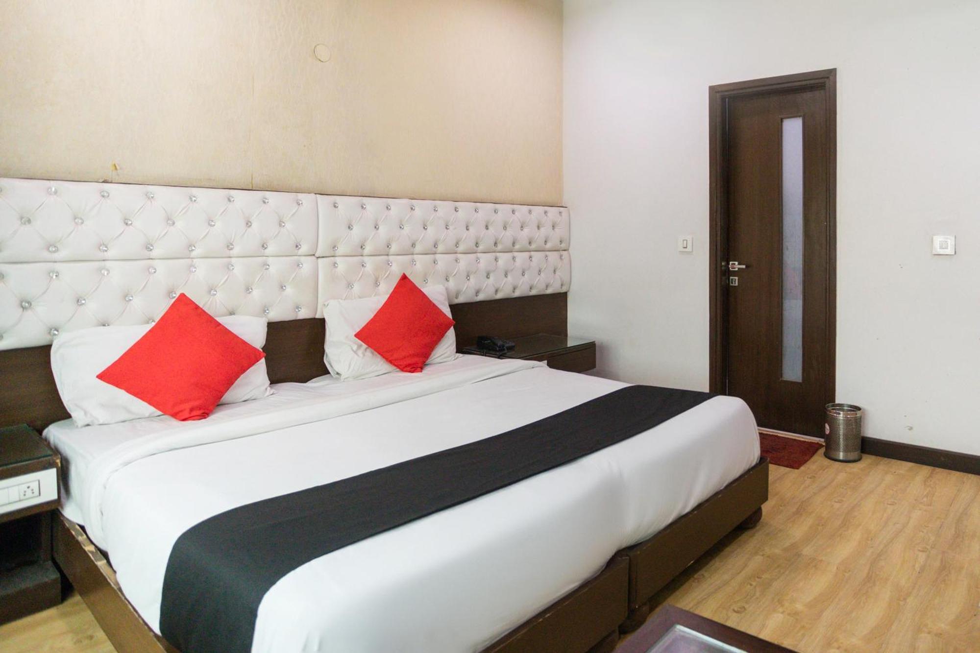 Collection O 69755 Hotel Parktel Indirapuram Exterior foto